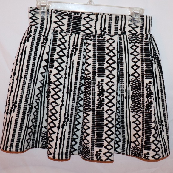 Black and White Mini Skirt - Picture 1 of 2